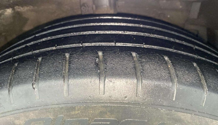 2021 Maruti Ciaz ALPHA  AT 1.5 SHVS PETROL, Petrol, Automatic, 52,296 km, Right Front Tyre Tread