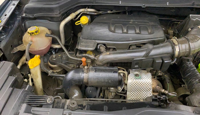 2019 Mahindra XUV300 W8 1.2 PETROL, Petrol, Manual, 84,109 km, Engine View - Right