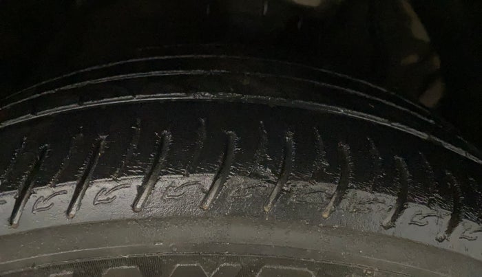 2019 Mahindra XUV300 W8 1.2 PETROL, Petrol, Manual, 84,109 km, Right Front Tyre Tread