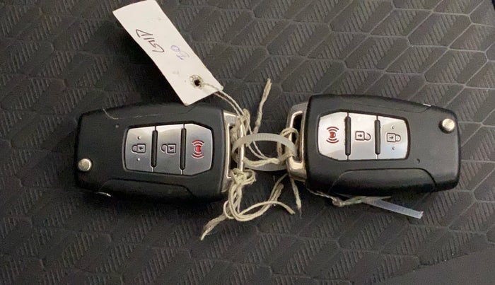 2019 Mahindra XUV300 W8 1.2 PETROL, Petrol, Manual, 84,109 km, Key Close Up