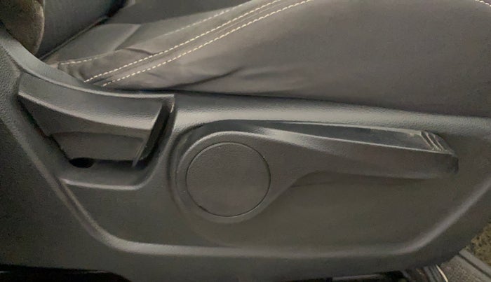 2019 Mahindra XUV300 W8 1.2 PETROL, Petrol, Manual, 84,109 km, Driver Side Adjustment Panel