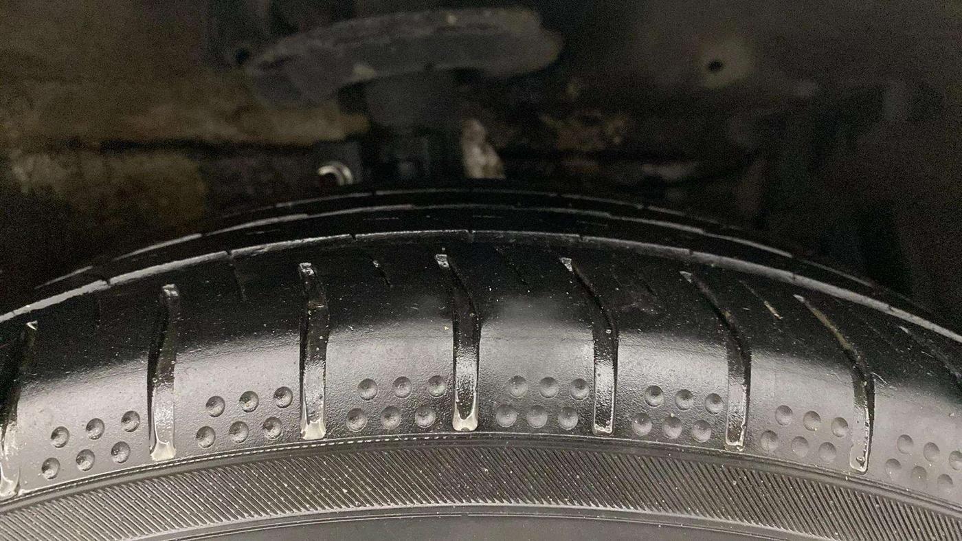 2016 Maruti Ertiga ZXI, Petrol, Manual, 1,07,286 km, Right Front Tyre Tread