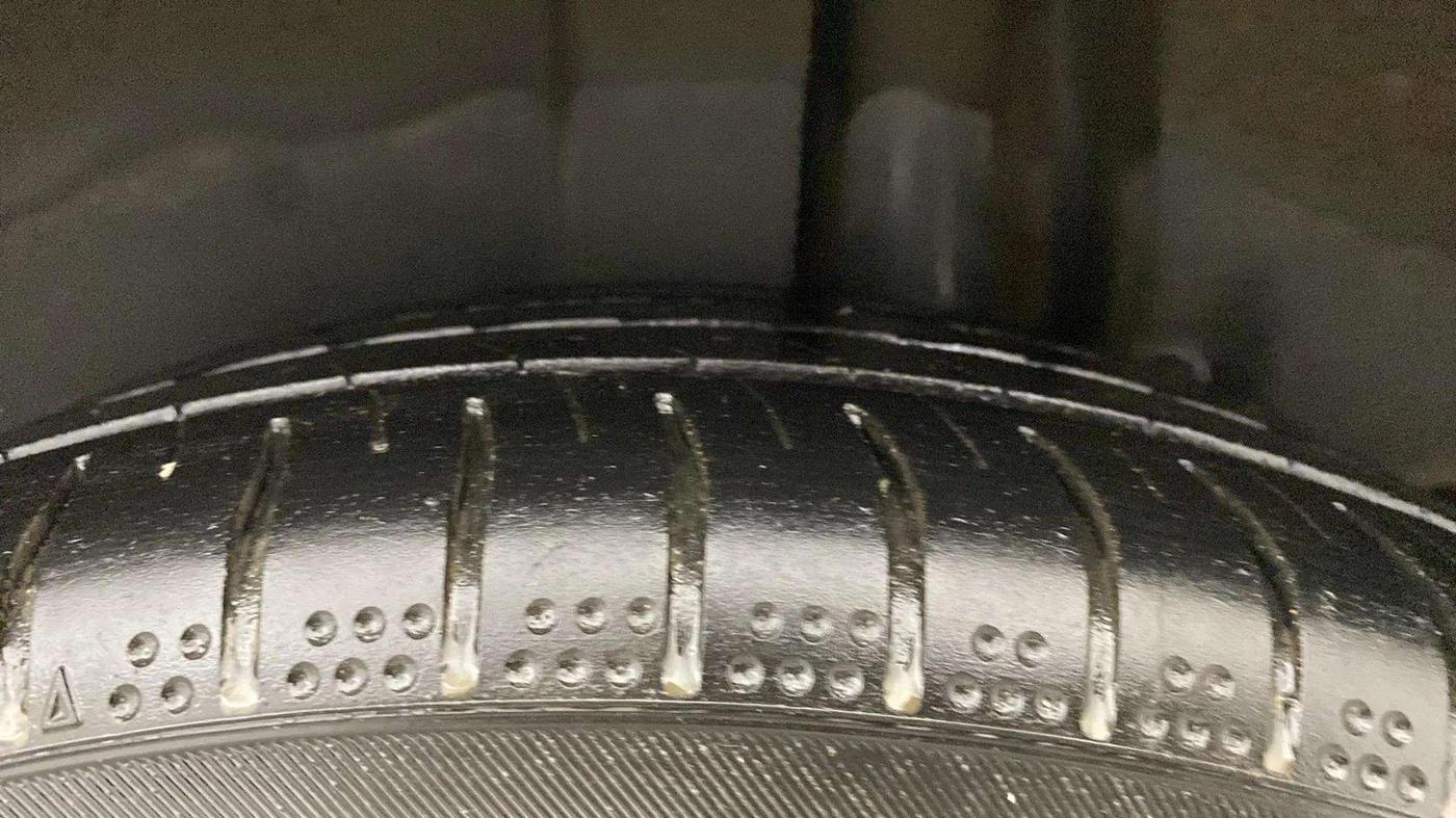 2016 Maruti Ertiga ZXI, Petrol, Manual, 1,07,286 km, Left Rear Tyre Tread
