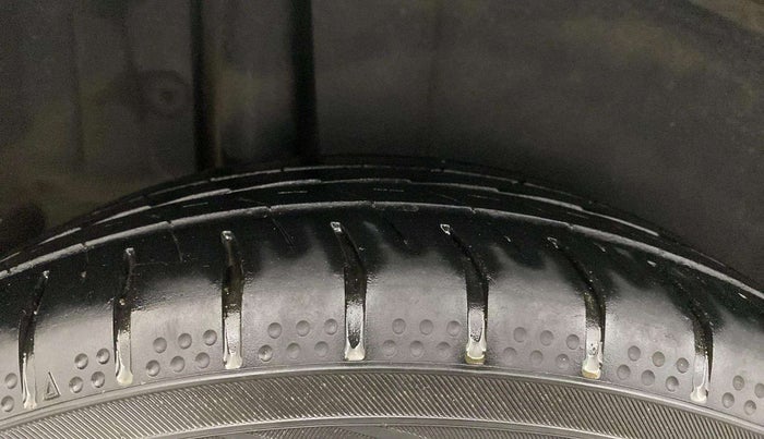 2016 Maruti Ertiga ZXI, Petrol, Manual, 1,07,286 km, Right Rear Tyre Tread