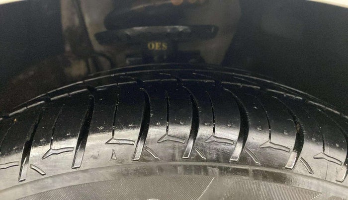 2018 Volkswagen Vento HIGHLINE PLUS 1.5 AT 16 ALLOY, Diesel, Automatic, 1,16,247 km, Right Front Tyre Tread