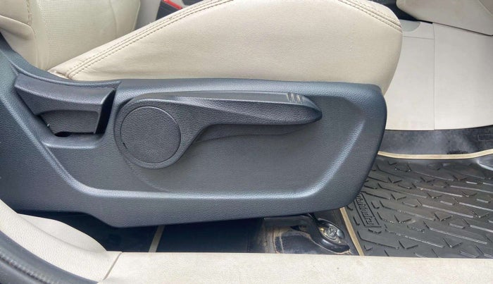 2020 Mahindra XUV300 W8 1.2 PETROL, Petrol, Manual, 46,537 km, Driver Side Adjustment Panel