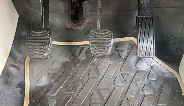 2020 Mahindra XUV300 W8 1.2 PETROL, Petrol, Manual, 46,537 km, Pedals