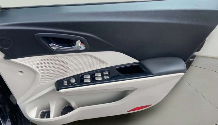 2020 Mahindra XUV300 W8 1.2 PETROL, Petrol, Manual, 46,537 km, Driver Side Door Panels Control