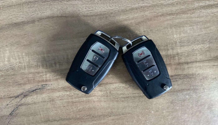 2020 Mahindra XUV300 W8 1.2 PETROL, Petrol, Manual, 46,537 km, Key Close Up