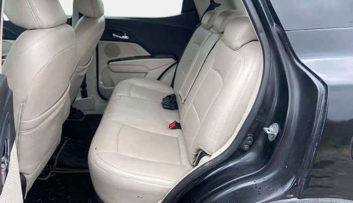 2020 Mahindra XUV300 W8 1.2 PETROL, Petrol, Manual, 46,537 km, Right Side Rear Door Cabin