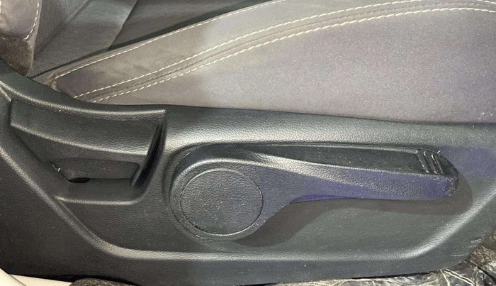 2022 Mahindra XUV300 W8 1.2 PETROL, Petrol, Manual, 44,655 km, Driver Side Adjustment Panel