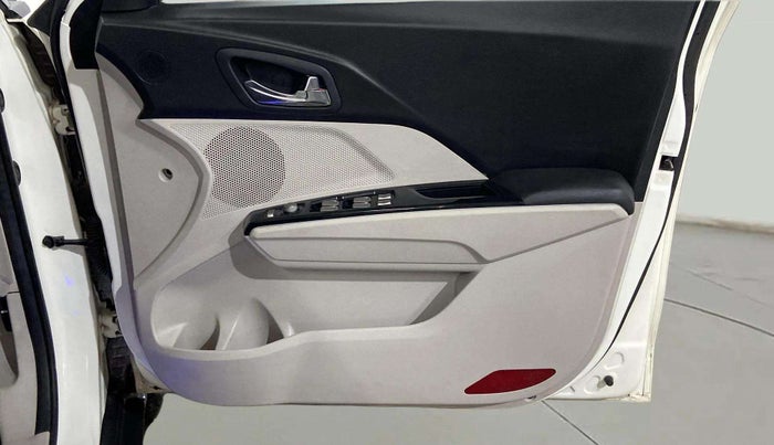 2022 Mahindra XUV300 W8 1.2 PETROL, Petrol, Manual, 44,655 km, Driver Side Door Panels Control