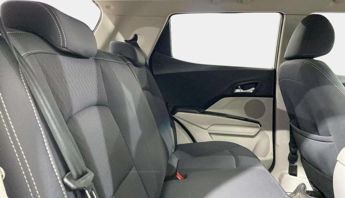 2022 Mahindra XUV300 W8 1.2 PETROL, Petrol, Manual, 44,655 km, Right Side Rear Door Cabin