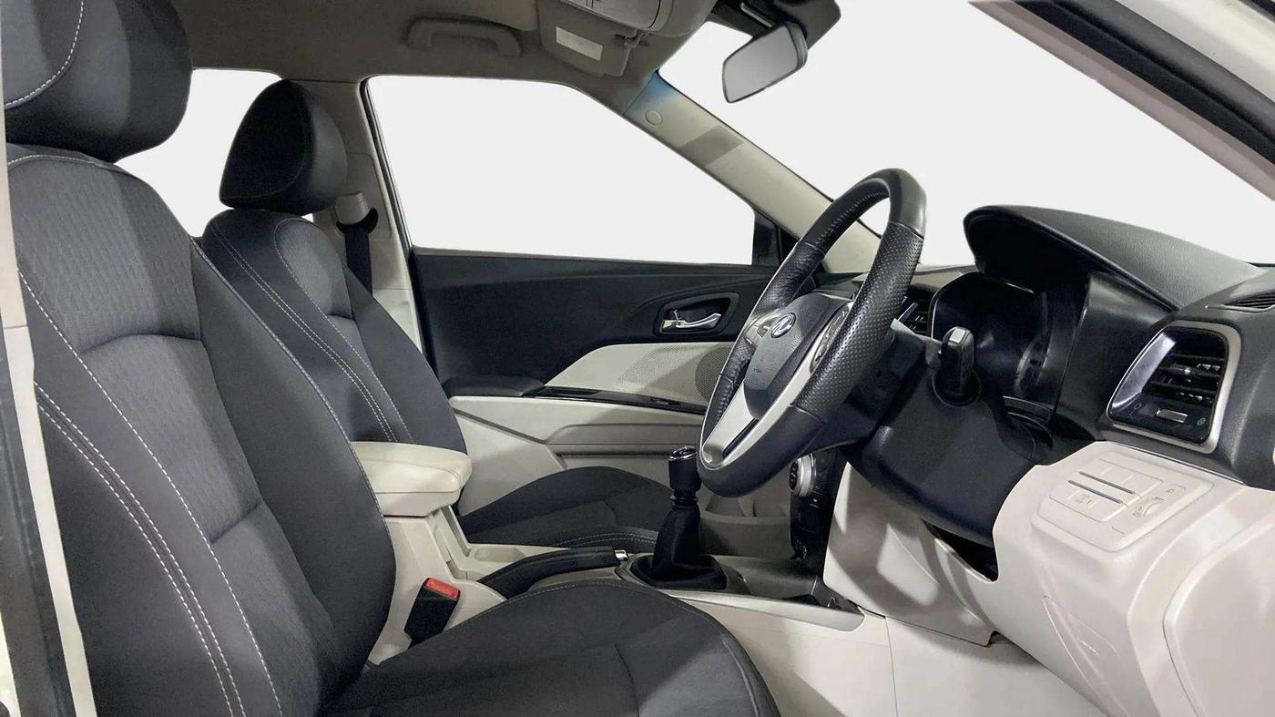2022 Mahindra XUV300 W8 1.2 PETROL, Petrol, Manual, 44,655 km, Right Side Front Door Cabin