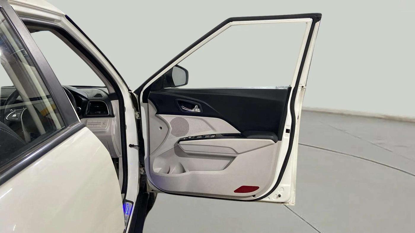 2022 Mahindra XUV300 W8 1.2 PETROL, Petrol, Manual, 44,655 km, RHS Front Door
