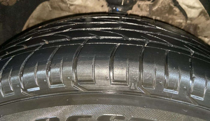 2022 Mahindra XUV300 W8 1.2 PETROL, Petrol, Manual, 44,655 km, Right Front Tyre Tread