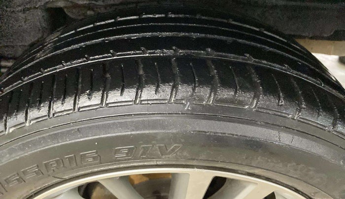 2015 Toyota Corolla Altis VL CVT PETROL, Petrol, Automatic, 60,406 km, Right Front Tyre Tread