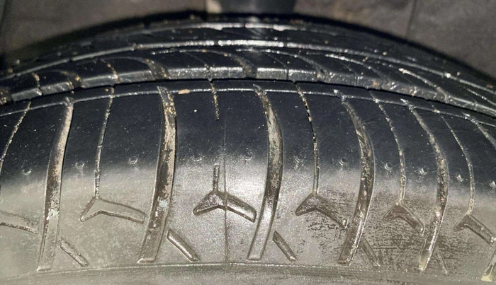 2014 Hyundai Xcent S (O) 1.2, Petrol, Manual, 1,16,379 km, Right Rear Tyre Tread