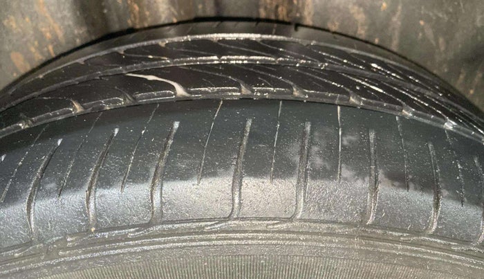 2015 Volkswagen Vento HIGHLINE 1.6 MPI, Petrol, Manual, 55,632 km, Right Rear Tyre Tread
