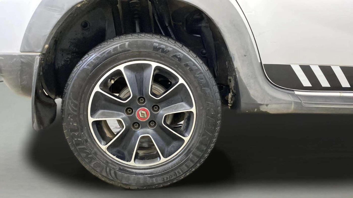 2017 Renault Duster RXS CVT, Petrol, Automatic, 85,995 km, Right Rear Wheel