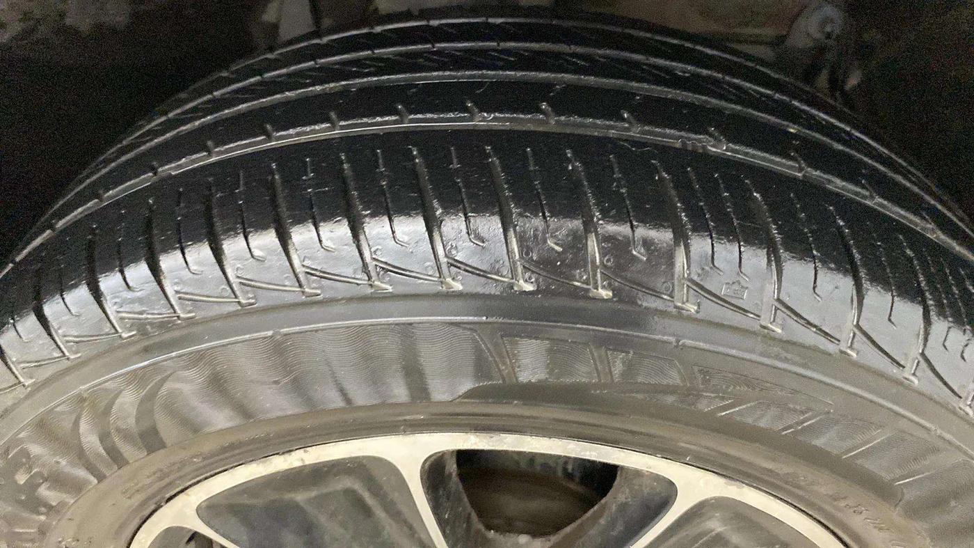 2017 Renault Duster RXS CVT, Petrol, Automatic, 85,995 km, Right Front Tyre Tread