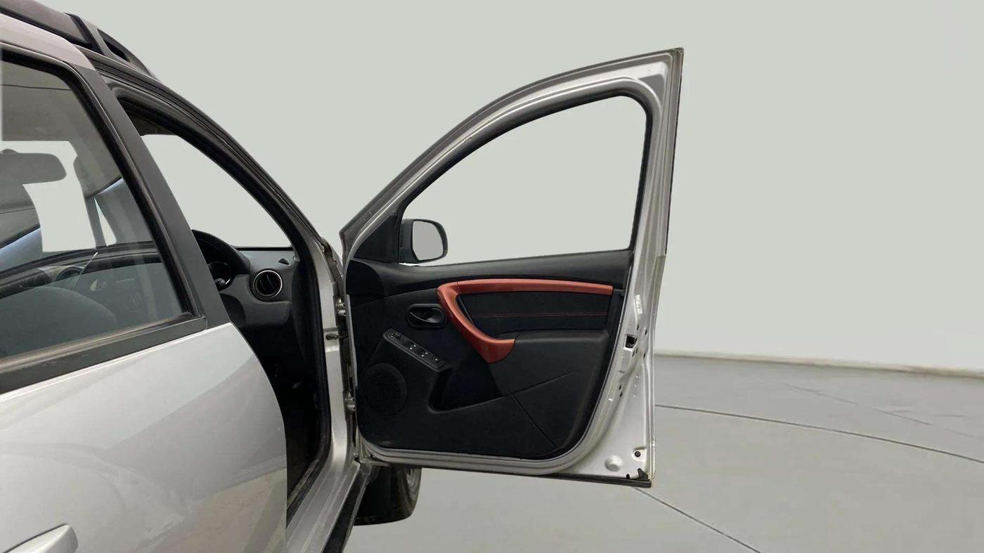 2017 Renault Duster RXS CVT, Petrol, Automatic, 85,995 km, RHS Front Door