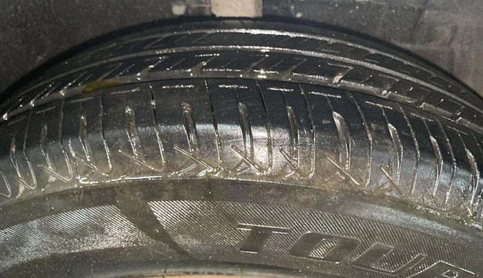 2015 Maruti Swift Dzire VXI, Petrol, Manual, 77,588 km, Right Front Tyre Tread