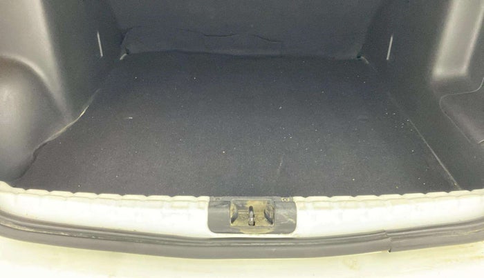 2017 Renault Duster RXS CVT, Petrol, Automatic, 95,692 km, Boot Inside