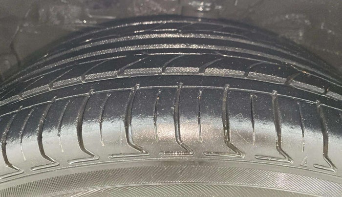 2015 Hyundai Verna FLUIDIC 4S1.6 VTVT S O AT, Petrol, Automatic, 71,272 km, Left Front Tyre Tread