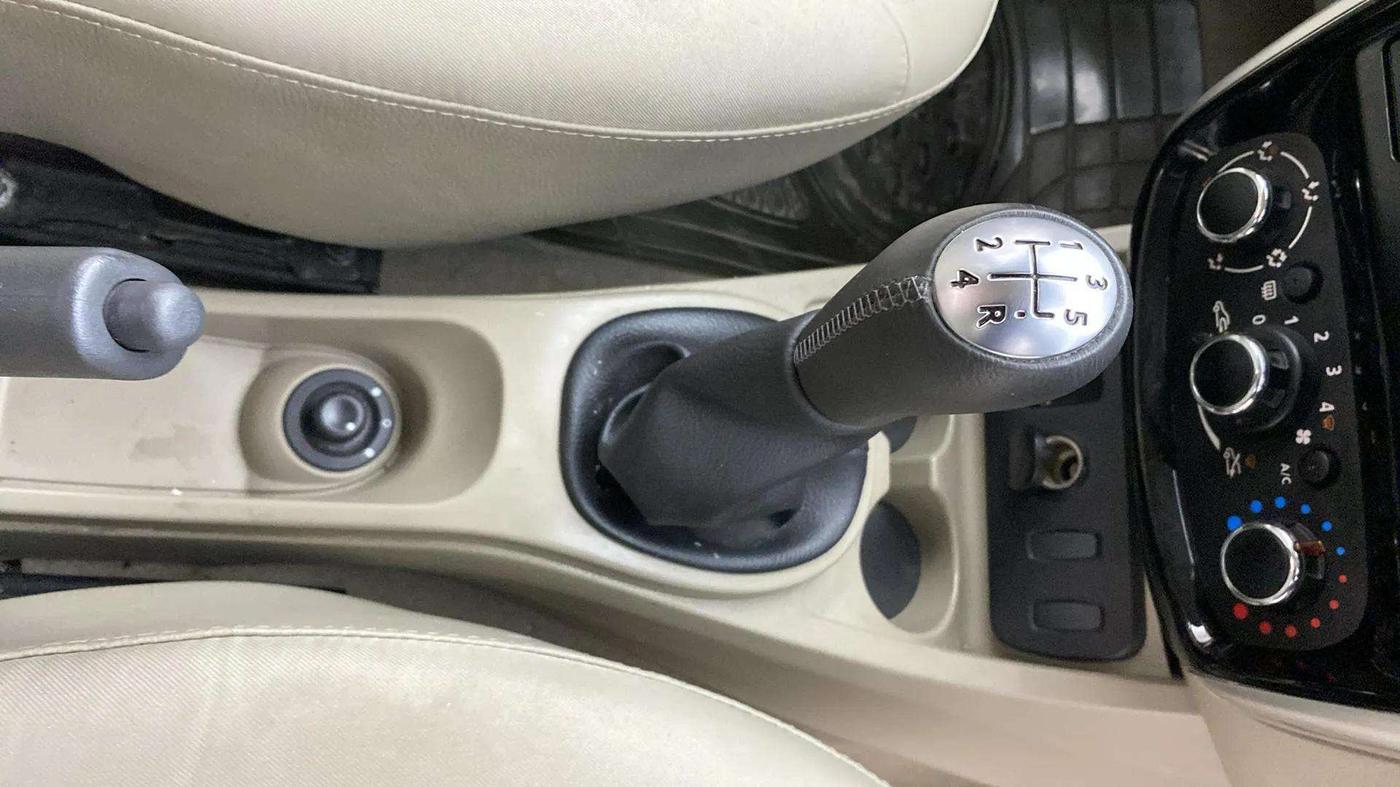 2015 Nissan Terrano XL (P), Petrol, Manual, 49,330 km, Gear Lever