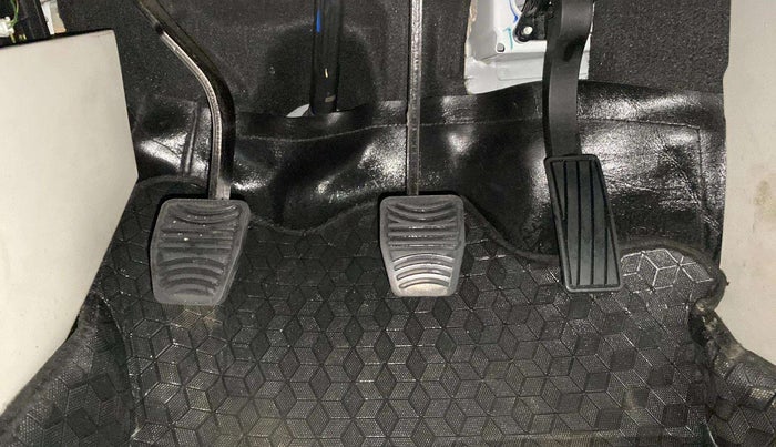 2023 Mahindra XUV300 W8 (O) 1.5 DIESEL, Diesel, Manual, 60,939 km, Pedals