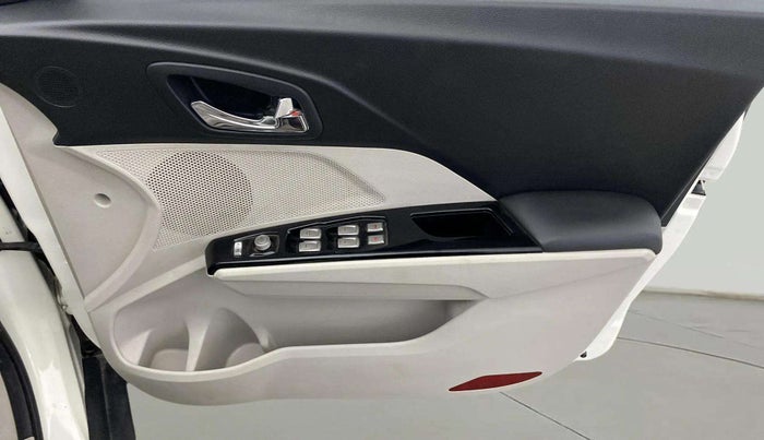 2023 Mahindra XUV300 W8 (O) 1.5 DIESEL, Diesel, Manual, 60,939 km, Driver Side Door Panels Control