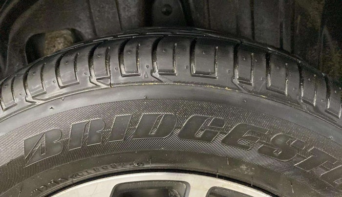 2023 Mahindra XUV300 W8 (O) 1.5 DIESEL, Diesel, Manual, 60,939 km, Left Rear Tyre Tread