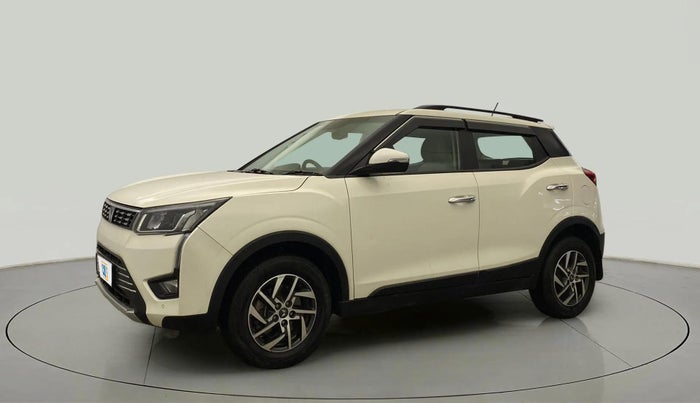 2023 Mahindra XUV300 W8 (O) 1.5 DIESEL, Diesel, Manual, 60,939 km, Left Front Diagonal
