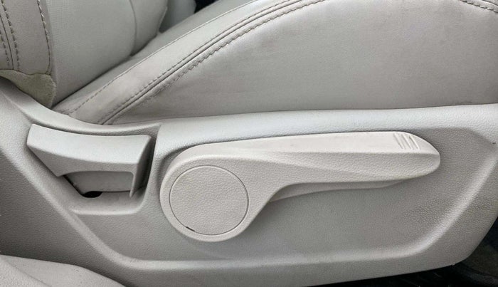 2023 Mahindra XUV300 W8 (O) 1.5 DIESEL, Diesel, Manual, 60,939 km, Driver Side Adjustment Panel