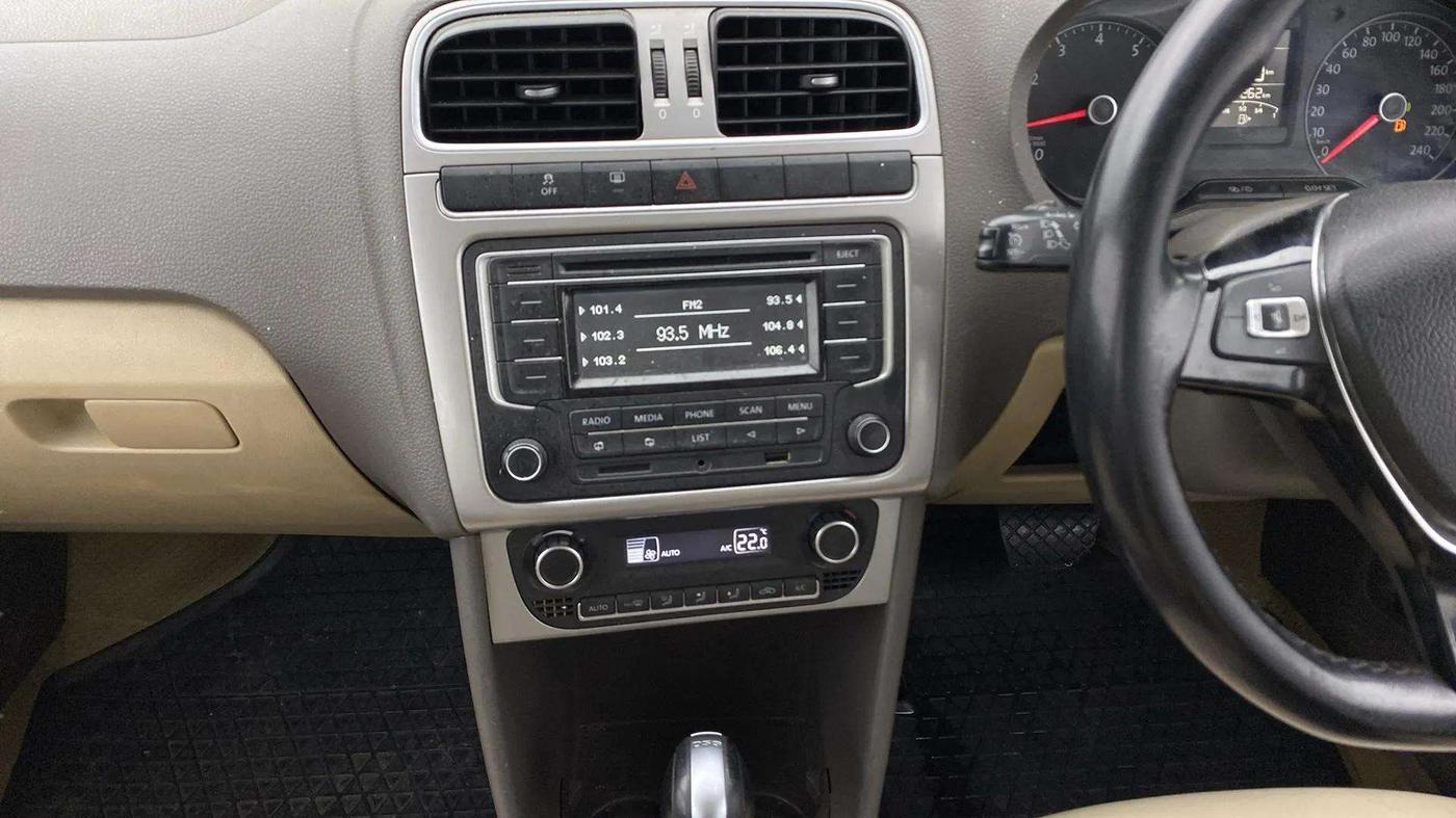 2015 Volkswagen Vento HIGHLINE PETROL AT, Petrol, Automatic, 71,325 km, Air Conditioner