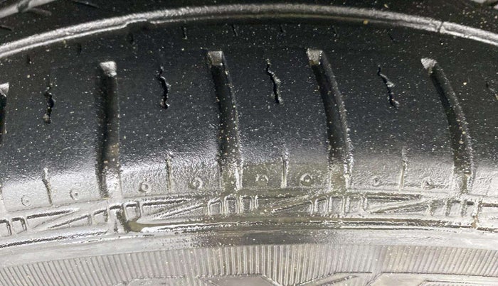 2015 Volkswagen Vento HIGHLINE PETROL AT, Petrol, Automatic, 71,258 km, Right Front Tyre Tread