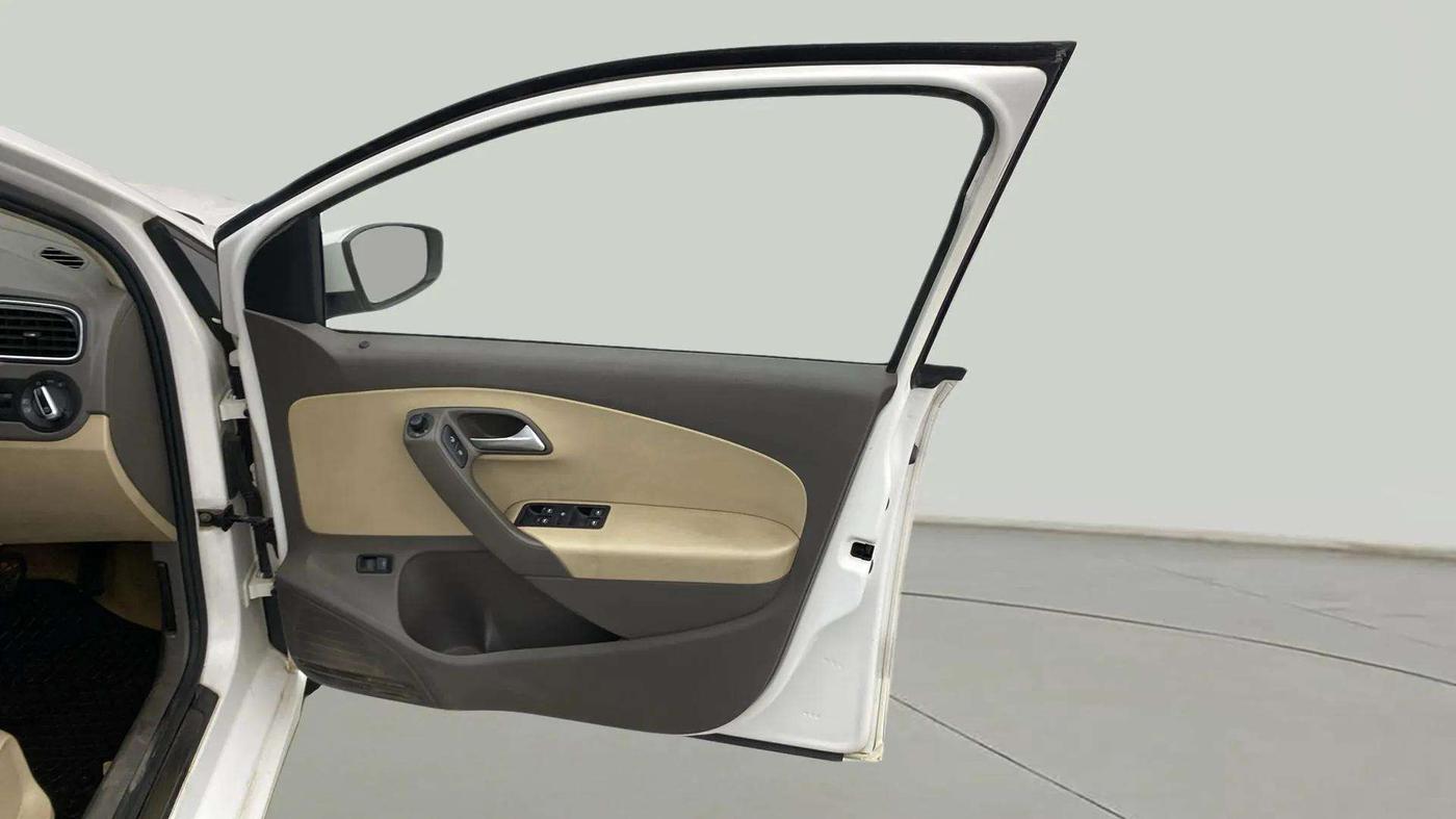 2015 Volkswagen Vento HIGHLINE PETROL AT, Petrol, Automatic, 71,325 km, RHS Front Door