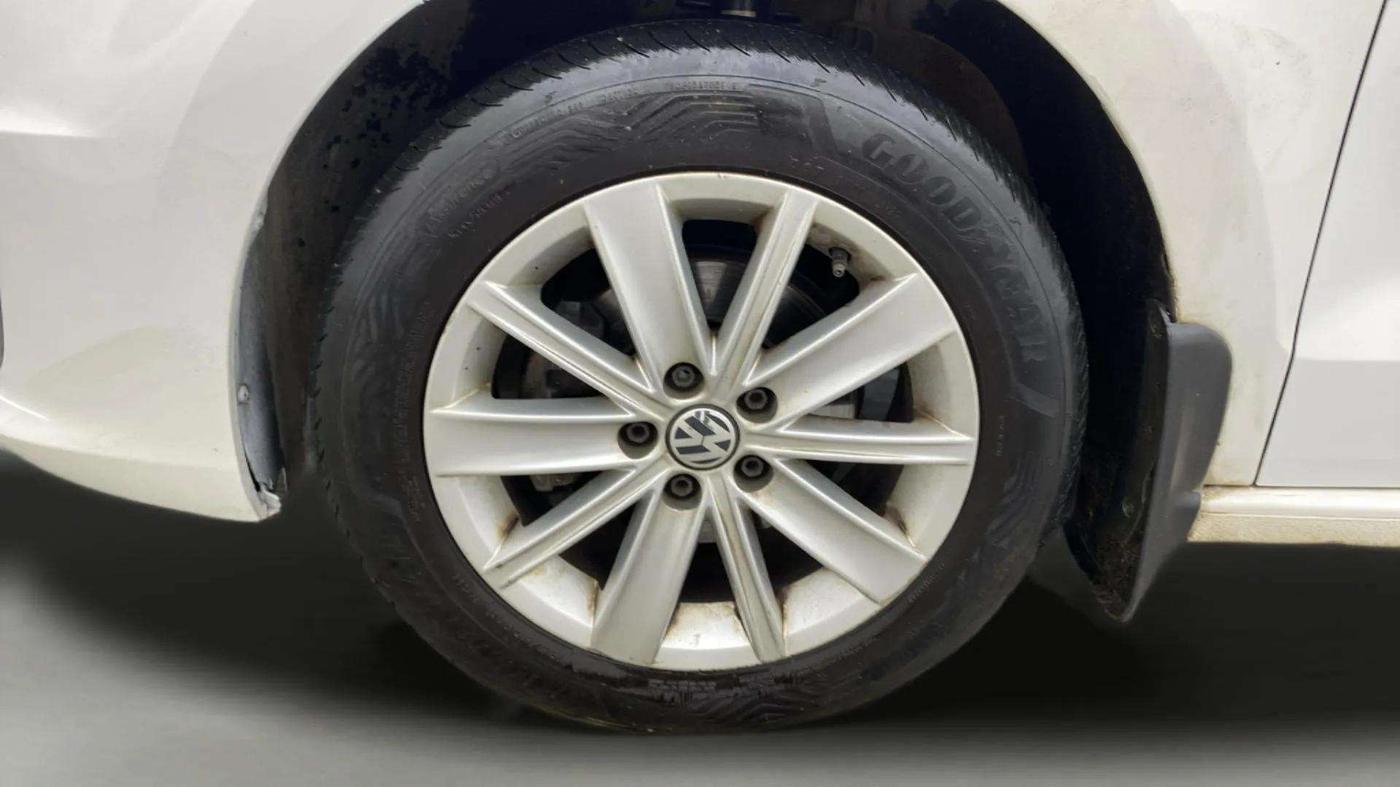 2015 Volkswagen Vento HIGHLINE PETROL AT, Petrol, Automatic, 71,325 km, Left Front Wheel