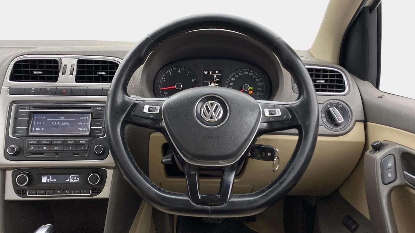 2015 Volkswagen Vento HIGHLINE PETROL AT, Petrol, Automatic, 71,325 km, Steering Wheel Close Up