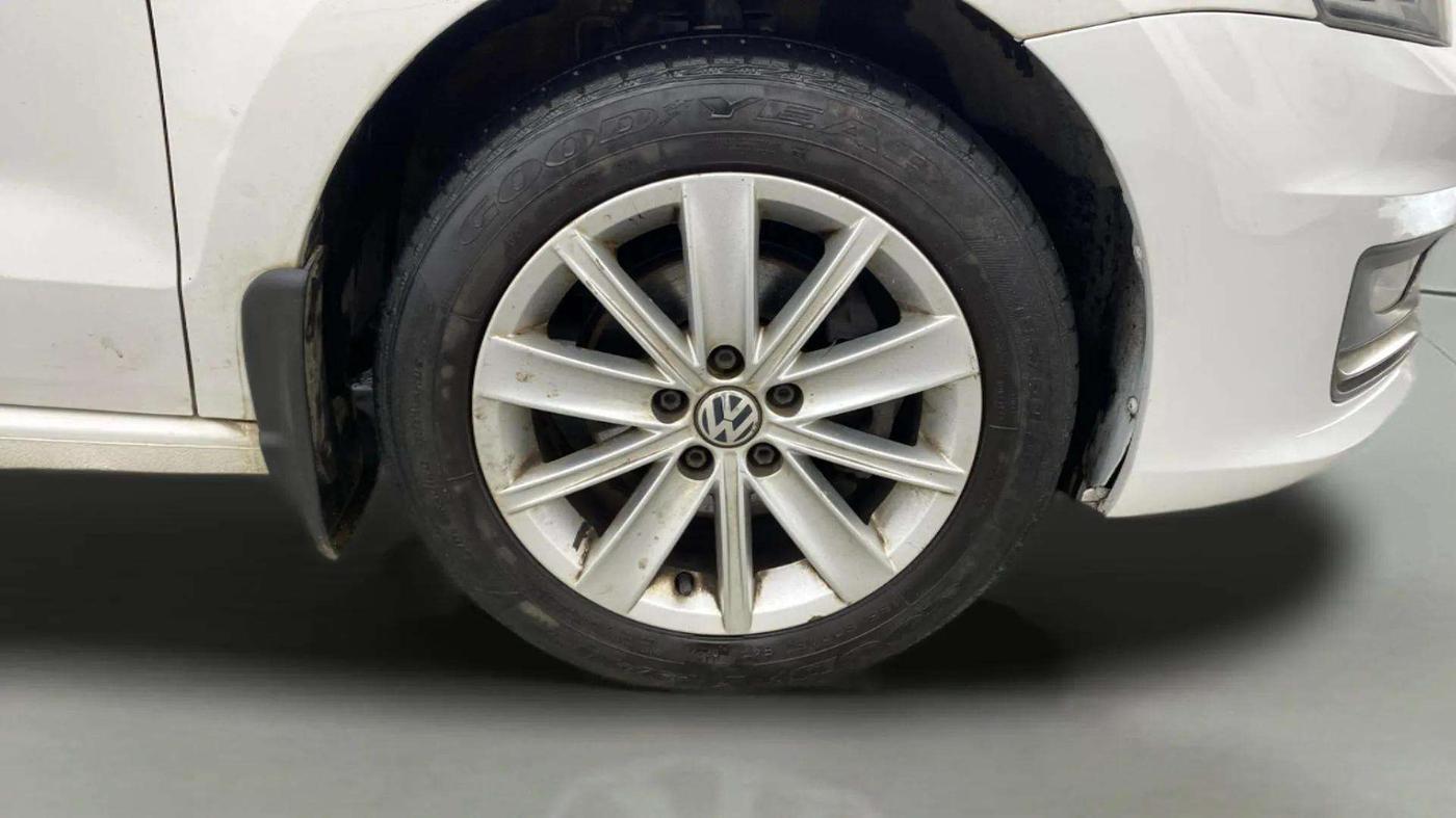 2015 Volkswagen Vento HIGHLINE PETROL AT, Petrol, Automatic, 71,325 km, Right Front Wheel