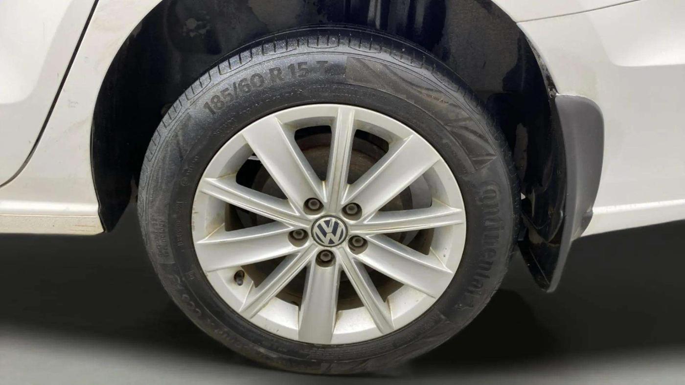 2015 Volkswagen Vento HIGHLINE PETROL AT, Petrol, Automatic, 71,325 km, Left Rear Wheel