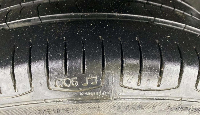 2015 Volkswagen Vento HIGHLINE PETROL AT, Petrol, Automatic, 71,258 km, Right Rear Tyre Tread