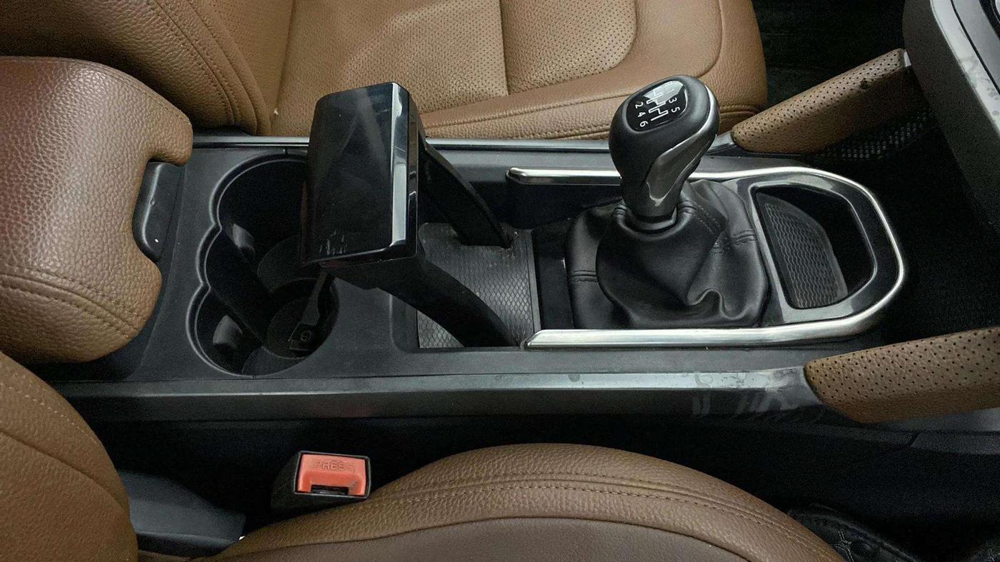 2020 Tata Harrier XT PLUS 2.0L KRYOTEC DARK EDITON, Diesel, Manual, 84,849 km, Gear Lever