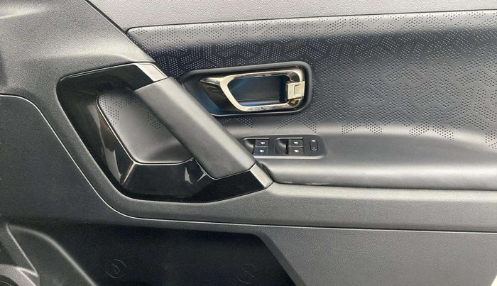2025 Tata Safari ACCOMPLISHED PLUS DARK EDITION AT, Diesel, Automatic, 17,160 km, Driver Side Door Panels Control