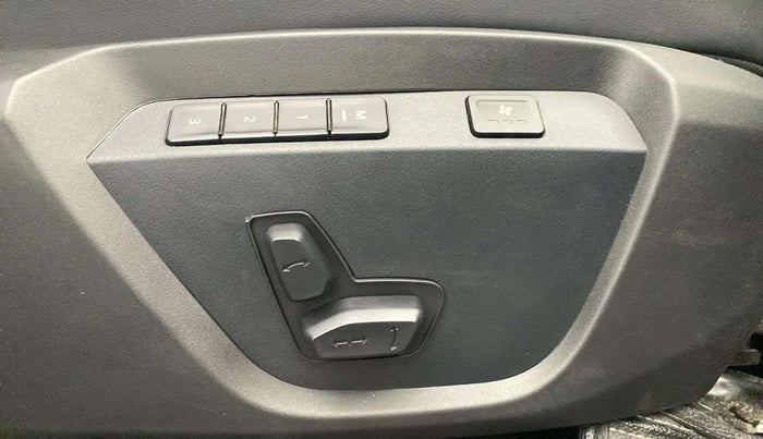 2025 Tata Safari ACCOMPLISHED PLUS DARK EDITION AT, Diesel, Automatic, 17,160 km, Driver Side Adjustment Panel