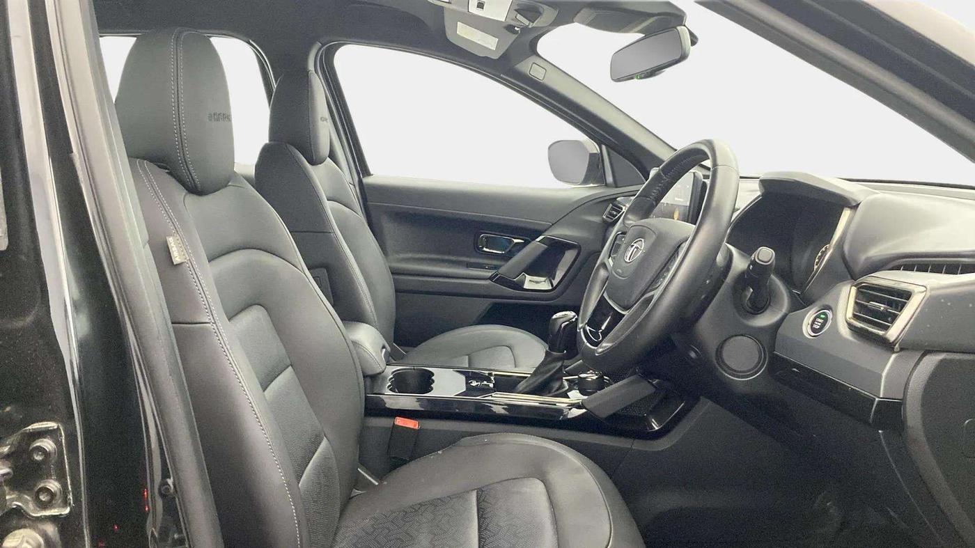 2023 Tata Safari ACCOMPLISHED PLUS DARK EDITION AT, Diesel, Automatic, 17,176 km, Right Side Front Door Cabin