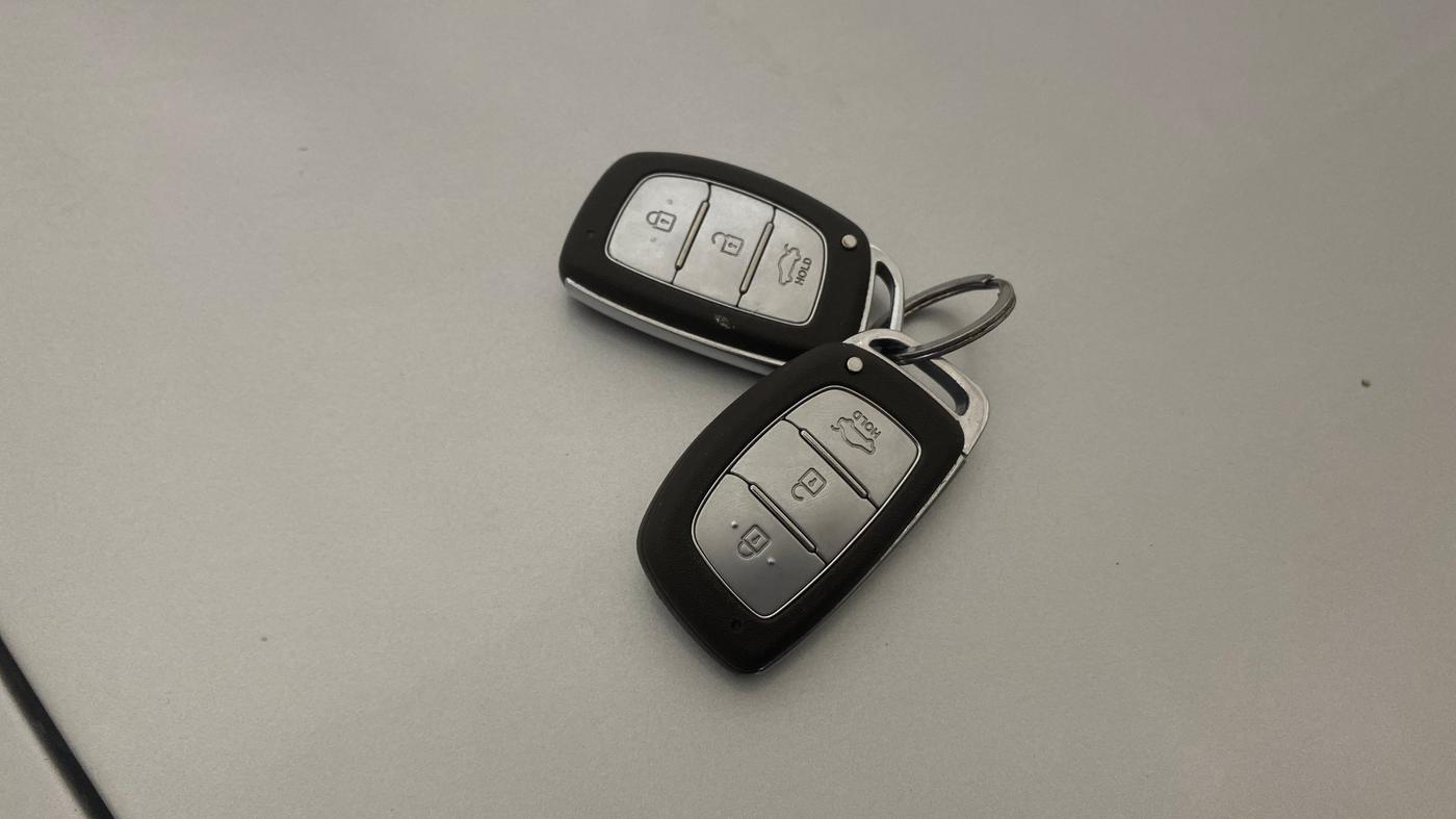 2015 Hyundai Verna FLUIDIC 4S 1.6 VTVT S AT, Petrol, Automatic, 66,645 km, Key Close Up