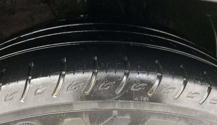 2022 KIA CARENS PRESTIGE 1.4 PETROL 7 STR, Petrol, Manual, 29,882 km, Right Front Tyre Tread