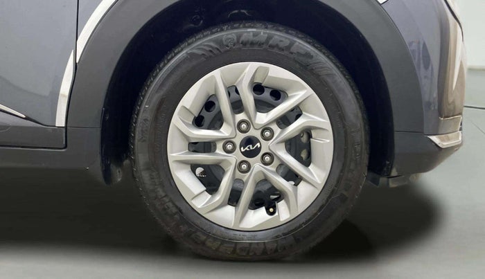 2022 KIA CARENS PRESTIGE 1.4 PETROL 7 STR, Petrol, Manual, 29,882 km, Right Front Wheel